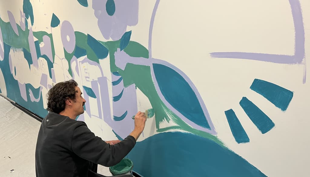 L'artiste Kairos est venu faire une fresque dans nos bureaux ! Une œuvre unique qui représente new-e, ses métiers et ses engagements !