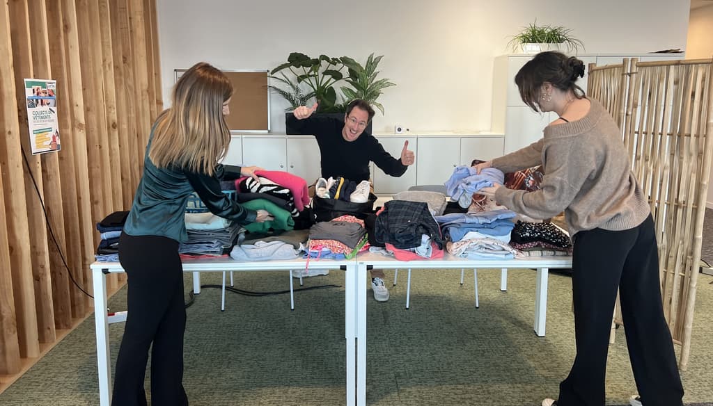 Collecte de vêtements à l'occasion de la journée de la solidarité, pour l'association Foyer Notre Dame des Sans Abri