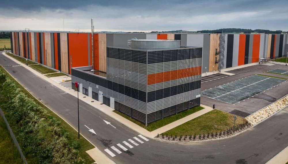 ba&sh est fière de son entrepôt HQE à Louvres.Un espace moderne et mécanisé doté des dernières innovations en titre d’énergie renouvelables.
