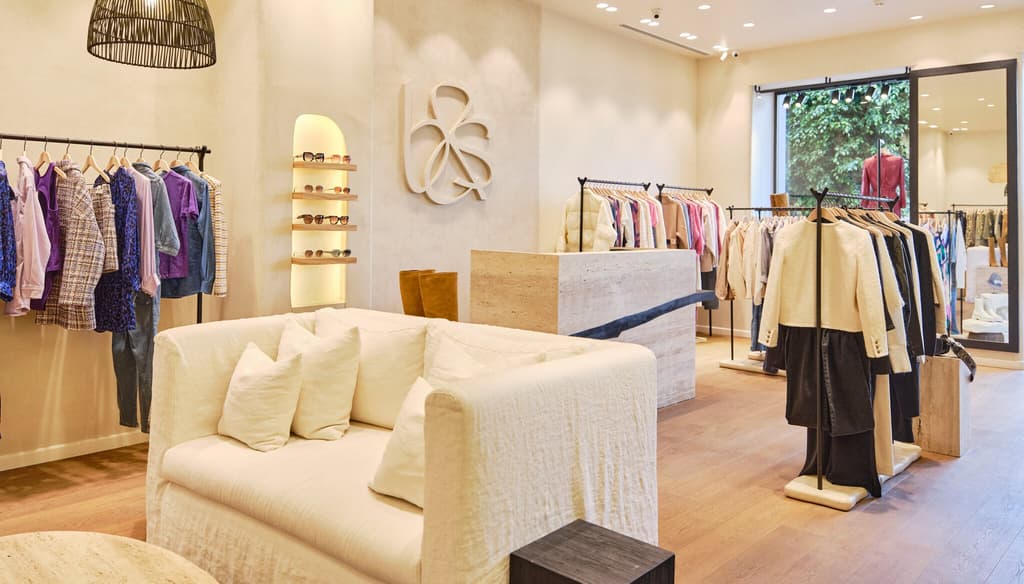 Immergez-vous dans l’univers des boutiques ba&sh. Des espaces lumineux, dans une ambiance chaleureuse et conviviale.