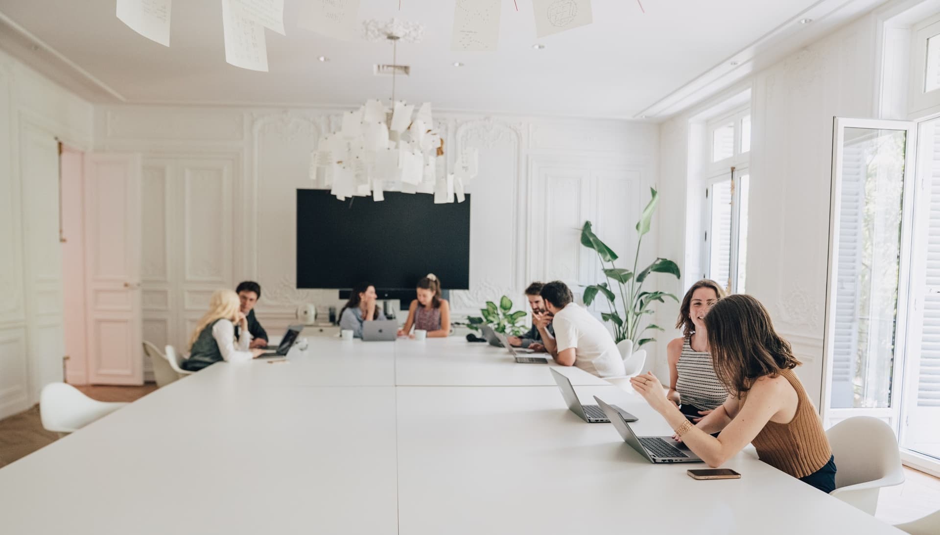 Et pendant ce temps au 17 Boulevard Malesherbes... Dans la salle du conseil.