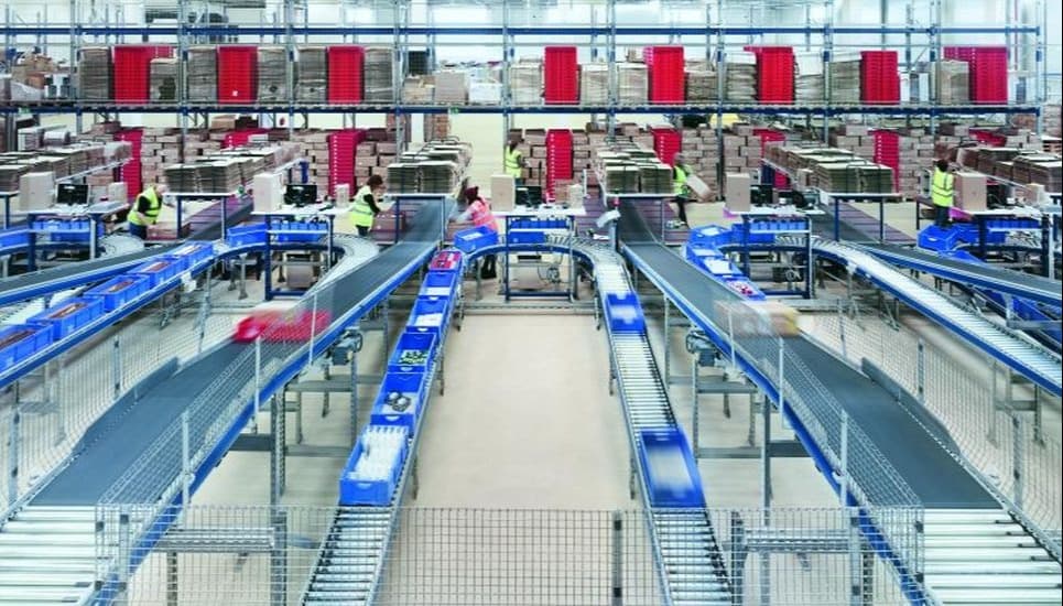 Logistikzentrum Erlensee -
Mit modernster Technik können von hier aus 45.000 ständig verfügbare Artikel global verschickt werden