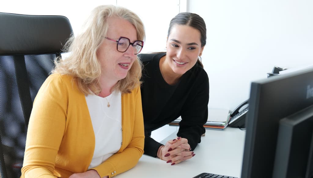 Collaboratrices en réunion