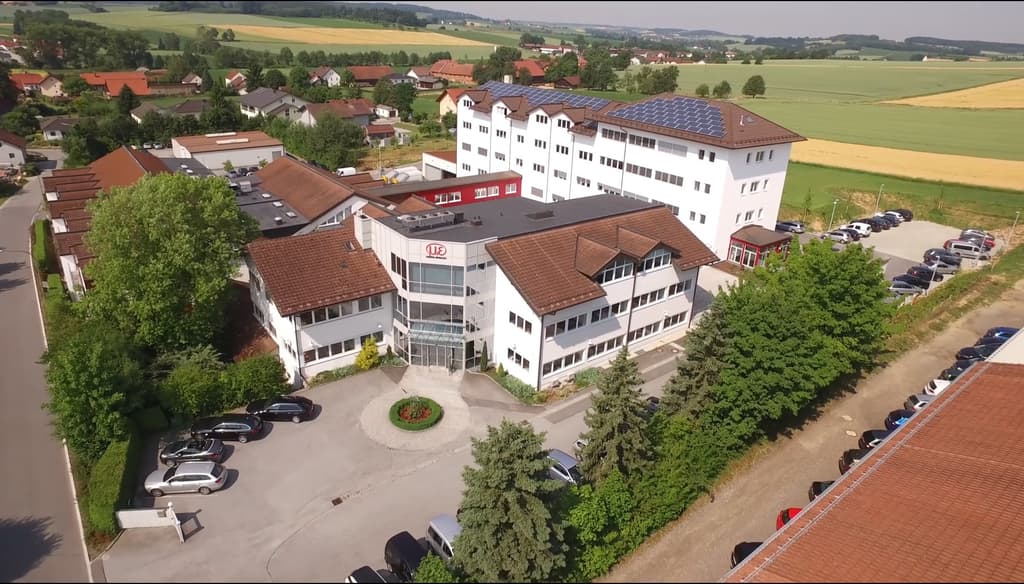Vom Micro-Epsilon Hauptsitz in Ortenburg aus werden Sensoren und Messtechnik in die wichtigsten Industrienationen weltweit geliefert.