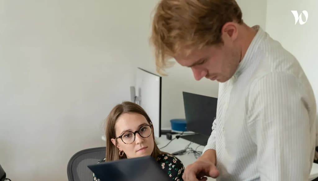 L'équipe commerciale en réflexion sur une proposition