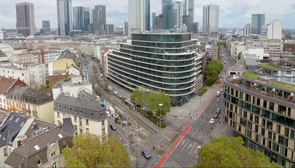Neueste Büroausstattung, Blick auf die Skyline Frankfurts und mehrere schöne Dachterrassen warten darauf entdeckt zu werden.