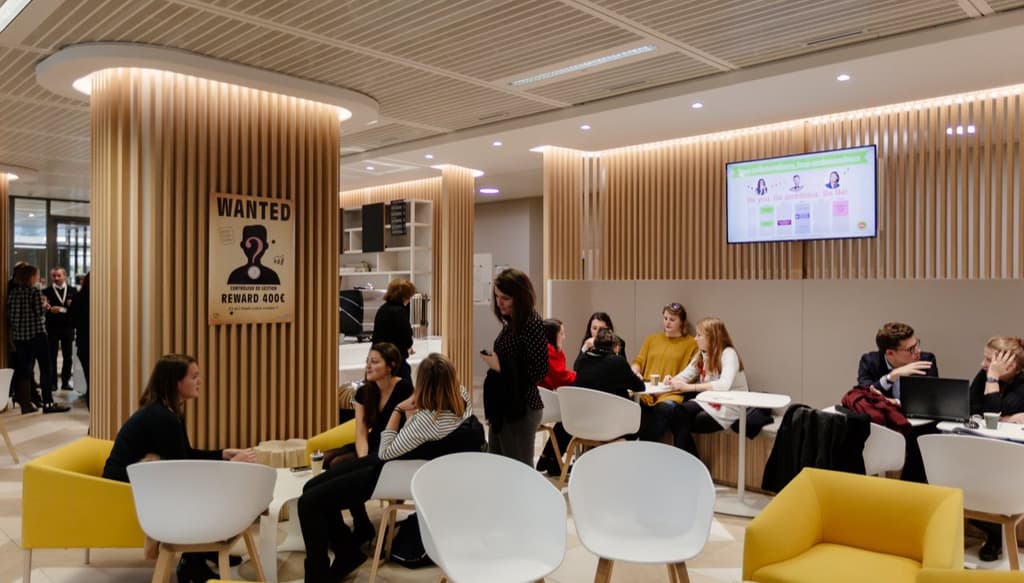 Une cafétéria réunissant le monde entier : des points informels, un rendez-vous sur un projet ou simplement une pause-café!