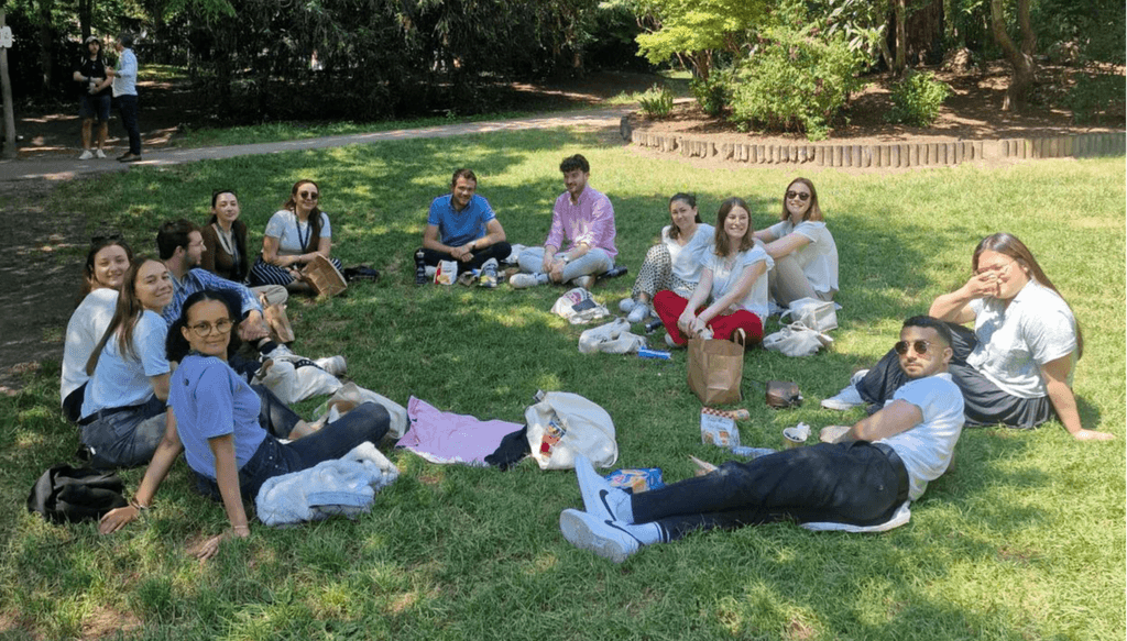 Nos stagiaires et alternants profitent du soleil sur la pause méridienne !