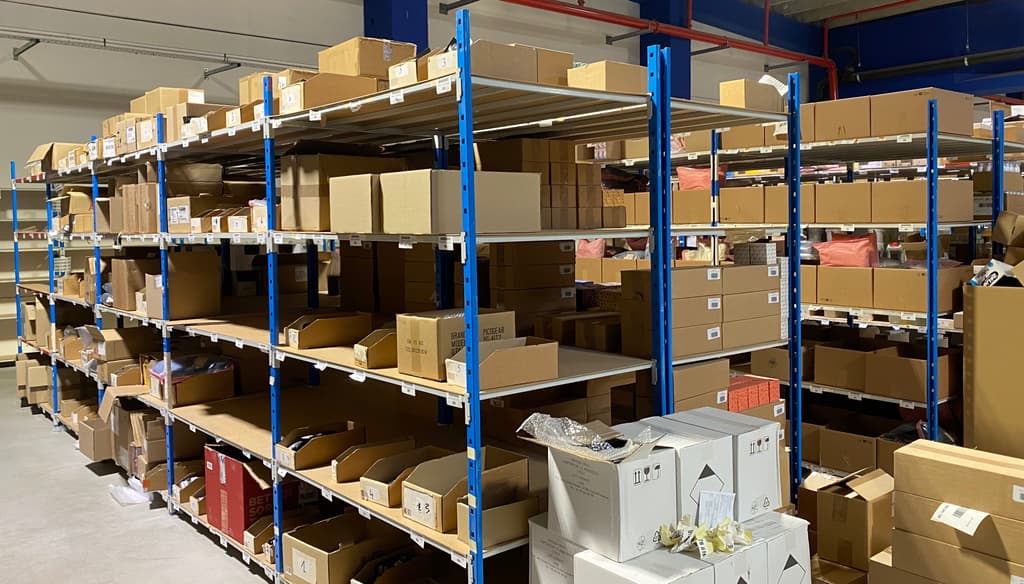 EntrepÎts : Rayonnage de stockage et picking adaptés aux produits de petite et moyenne taille.