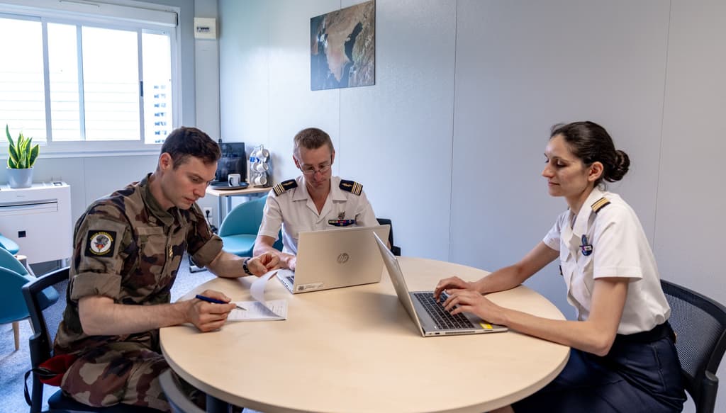 Commissaires en réunion de travail