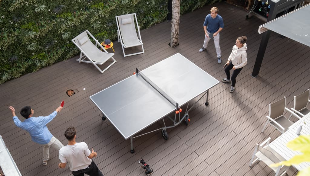 Partie de ping-pong sur une terrasse.