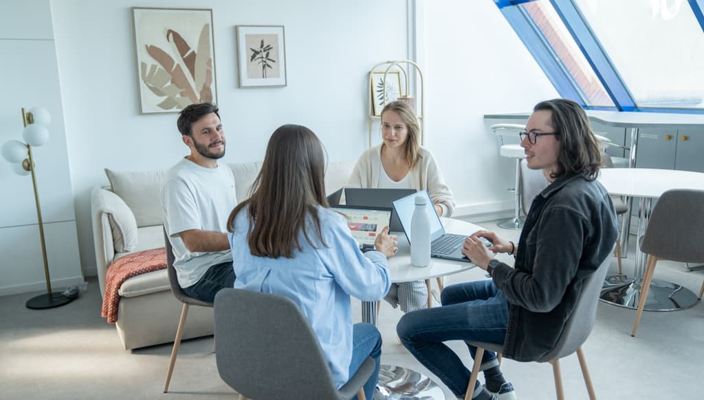 Echange entre les collaborateurs.