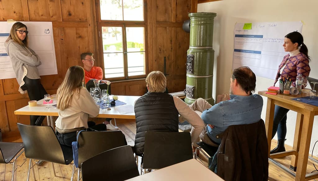 Meeting in einem alten Schulhaus