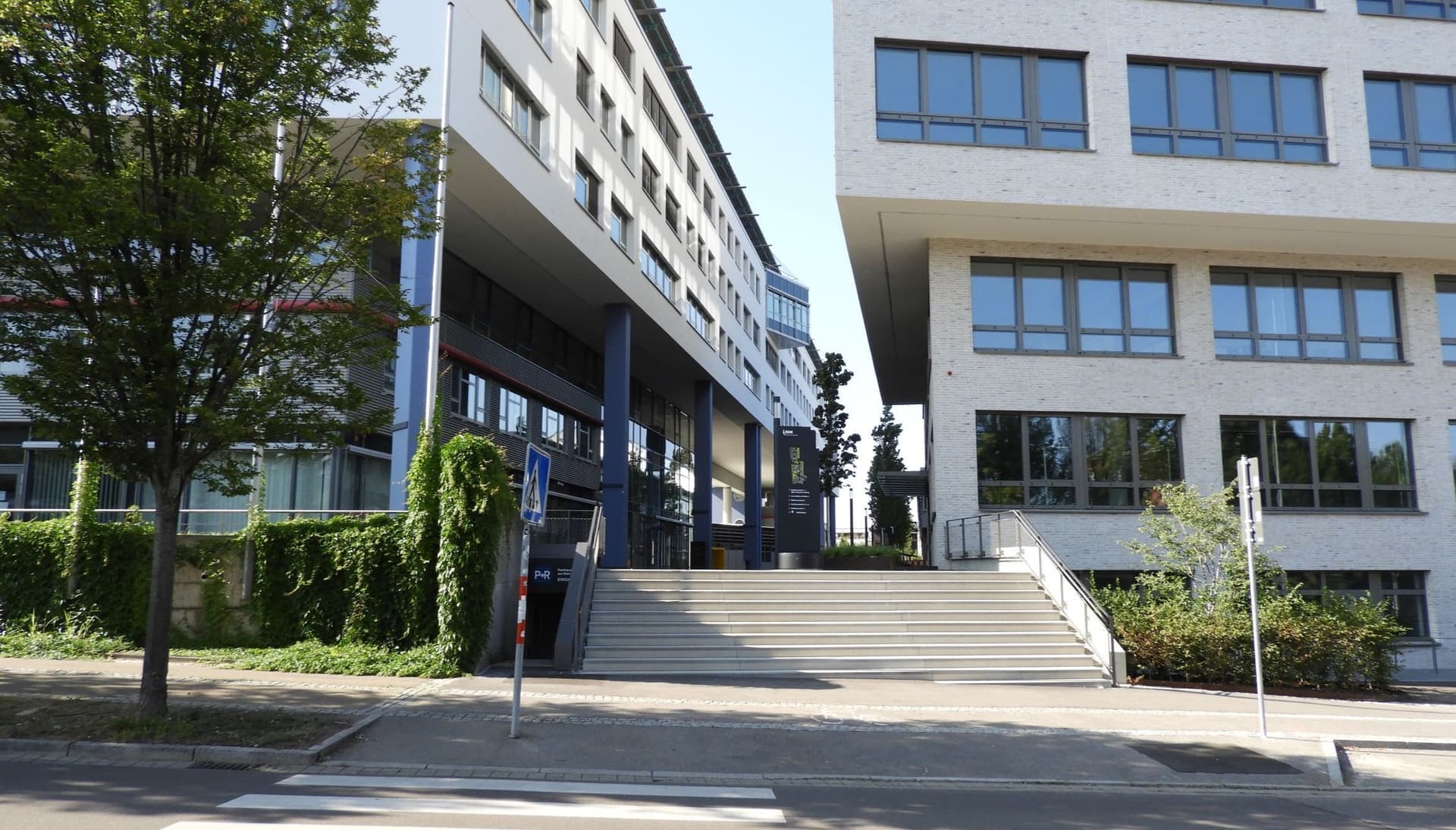 Unser Dienstgebäude direkt gegenüber des Fellbacher Bahnhofs.