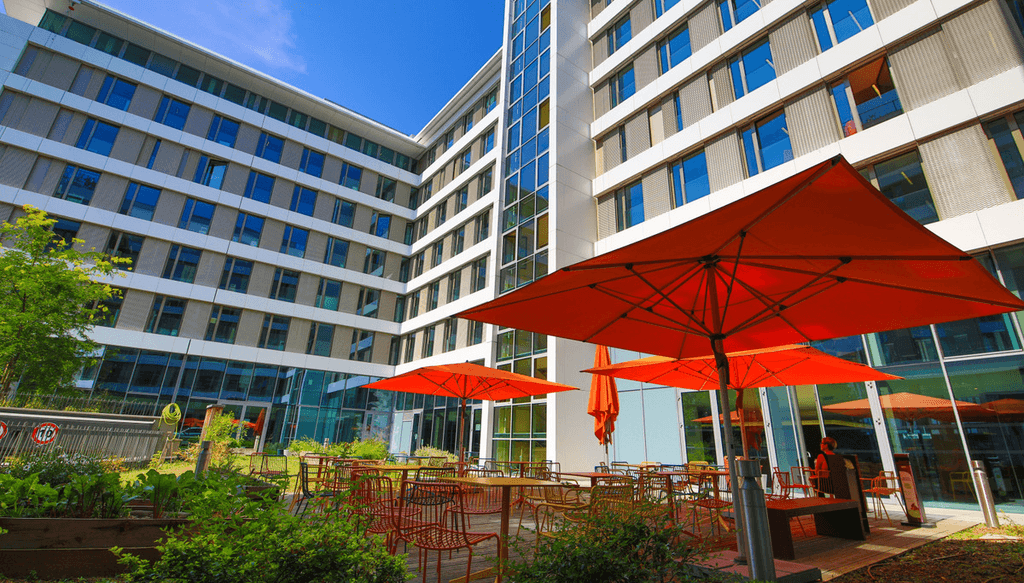 Village La Poste Le Lemnys, siège du Groupe La Poste - Patio cafétéria bâtiment C