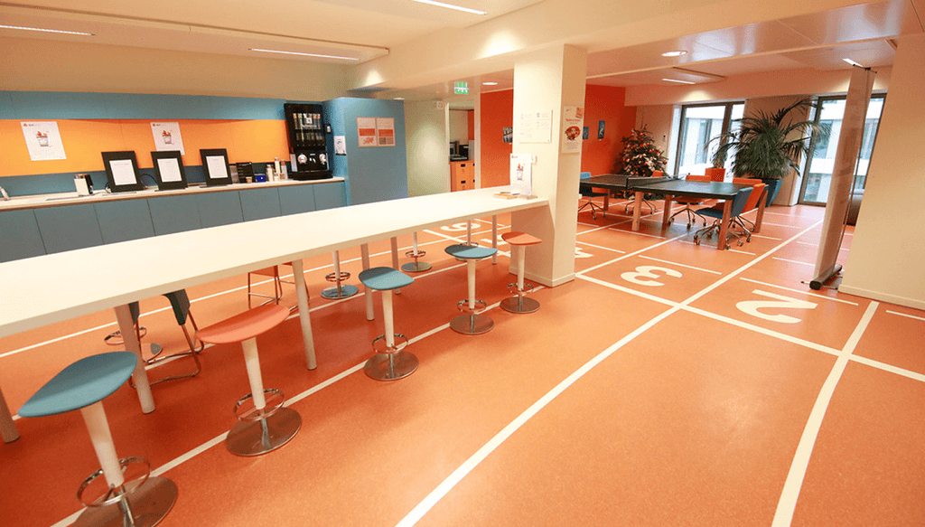 Village La Poste Le Lemnys, siège du Groupe La Poste - Espace de convivialité - Étage 4 bâtiment B
