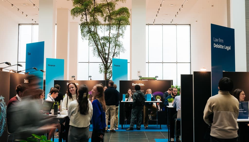 🌍 Job & Internship Fair: a place where students have the chance to explore their many career opportunities here at Deloitte Belgium.