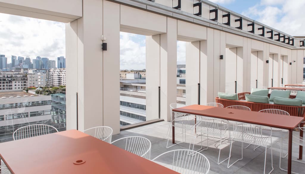 Terrasse du Spark, le restaurant qui se transforme en bar le soir