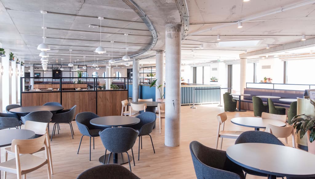Le Spark, la salle de restaurant qui se transforme en bar le soir