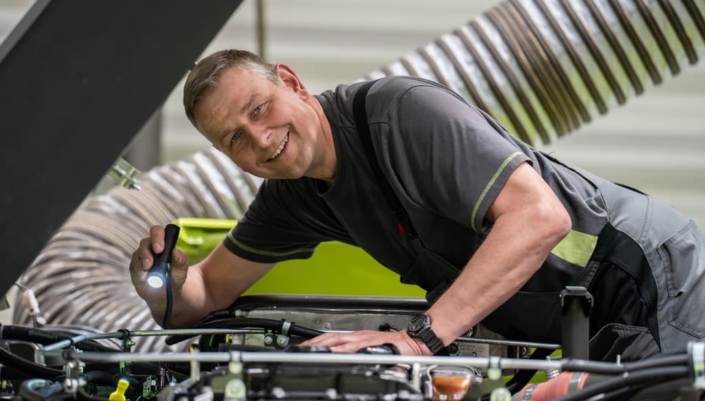 Ein Mitarbeiter in der Produktion