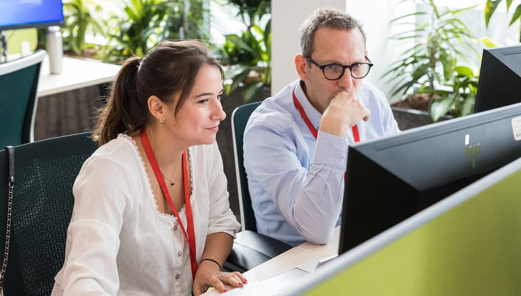 Si tu aimes travailler en équipe, nos bureaux de Latitude ont été désignés pour favoriser les échanges et se sentir bien at work ;)