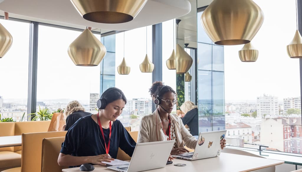 Envie de travailler dans des espaces qui ne ressemblent pas à un bureau, 21 work cafés tous différents, des salons et box à profusion