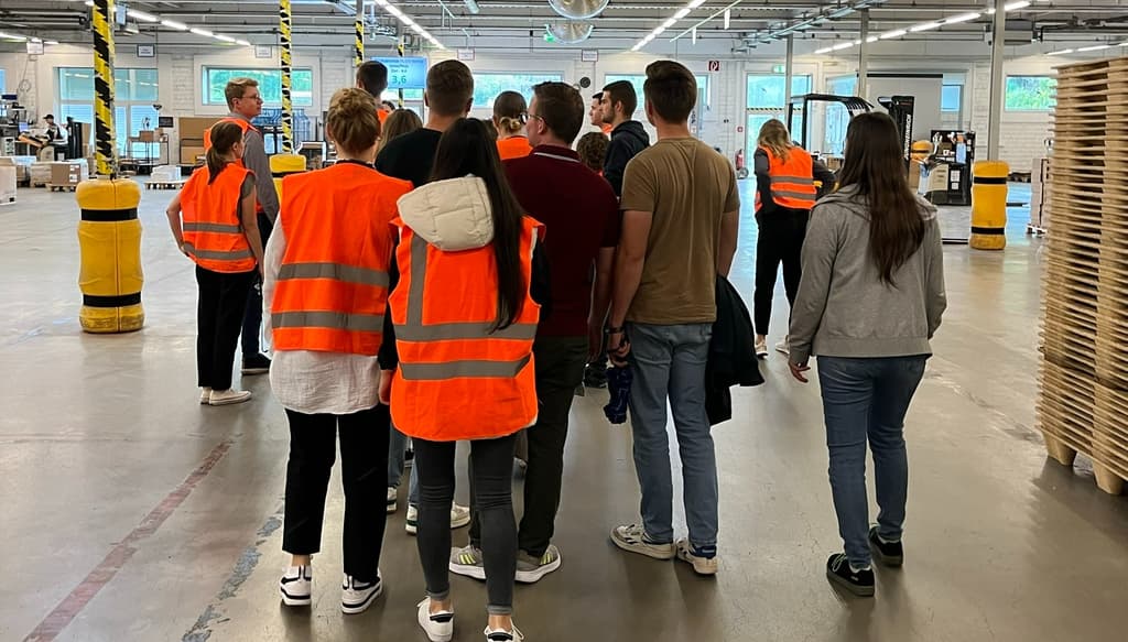 Du erhältst Einblicke in viele Bereiche außerhalb Deiner Tätigkeit!