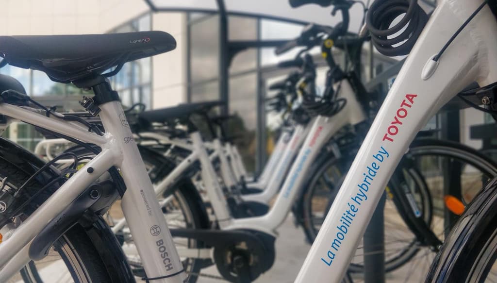 Vélos électriques en autopartage mis à disposition des collaborateurs afin de faciliter leurs déplacements pendant le déjeuner (09/2020).