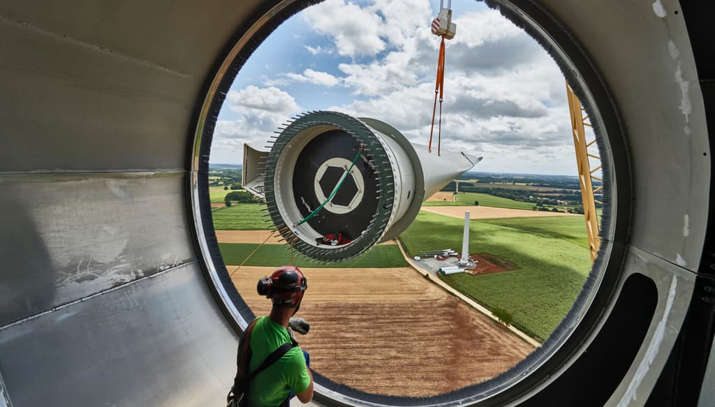Aufbau einer ENERCON Windenergieanlage.