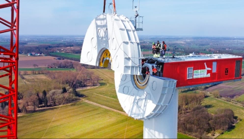 Installation und Inbetriebnahme einer Windenergieanlage.