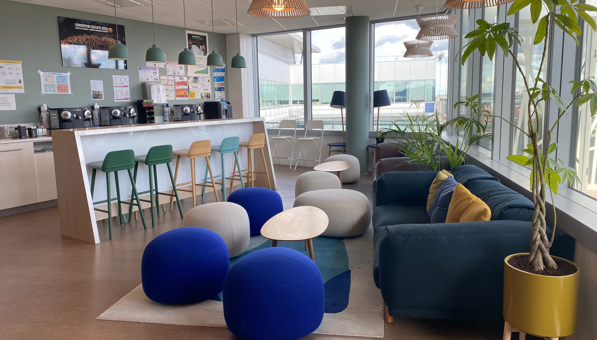 Notre espace cafétéria pour boire ton café et lire les dernières actualités du Groupe et de l'industrie.