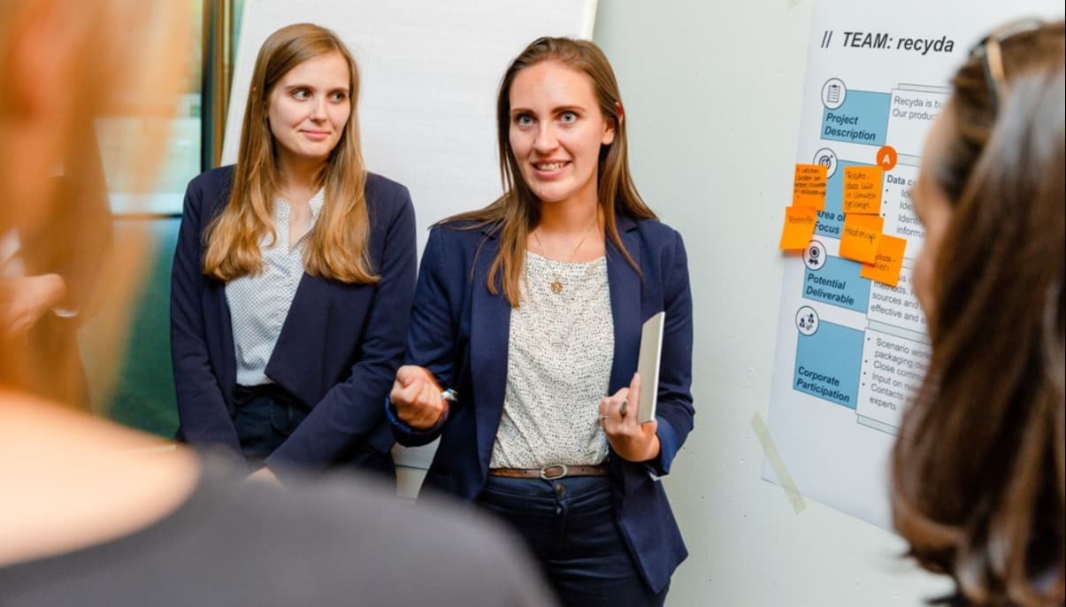 Unsere Teams im Austausch mit den Corporate Partnern.