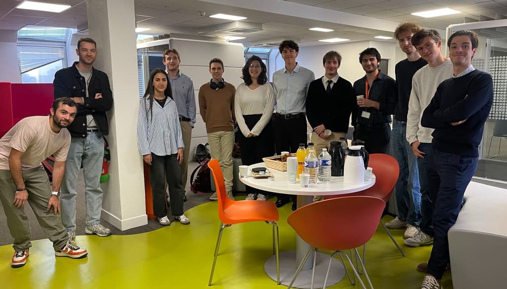 Une partie des ex-stagiaires 2025 profitant d'un petit déjeuner de bienvenue au sein de la Business Unit Aubay Data & AI.