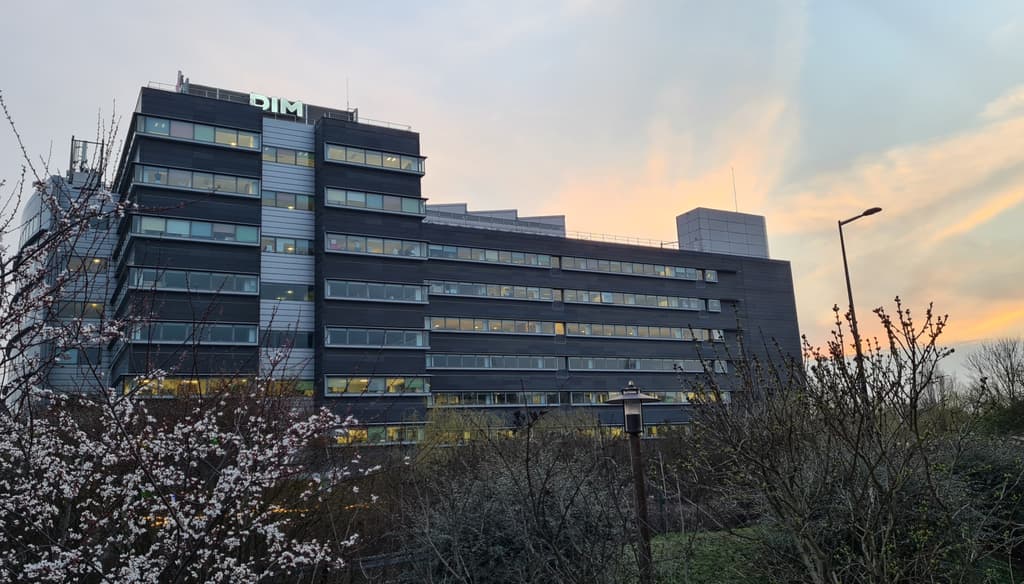 Nos locaux de Rueil-Malmaison dans une enceinte moderne entourée d'espaces verts !