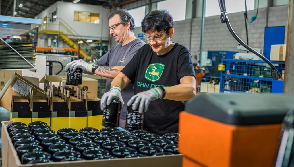 Deux collaborateurs dans le service de conditionnement des pièces