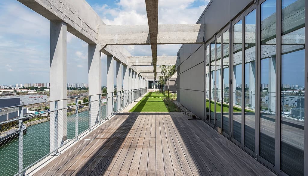 Le rooftop du 5ème et dernier étage, vue sur le Canal de l'Ourcq