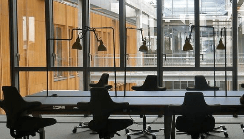 L'organisation en bureau libre, chacun se place où il le souhaite et peut changer d'endroit au cours de la journée