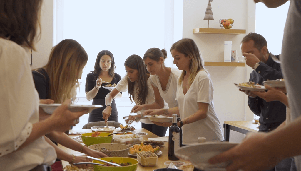 Humous de betterave? Carpaccio de saumon à la mangue? Une fois par mois, le buffet canadien ravit les papilles de notre équipe