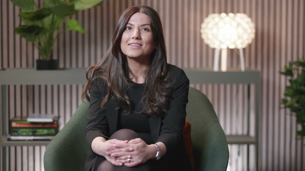 "Det är många arbetsgivare under ett och samma tak" - Emine Algan. På PwC blir du aldrig klar, det finns alltid något nytt att lära dig.