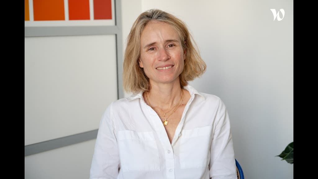 Sophie, Associée