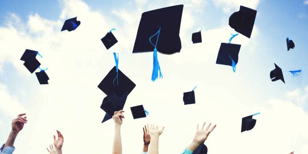 Diplômés qui jettent leurs chapeaux