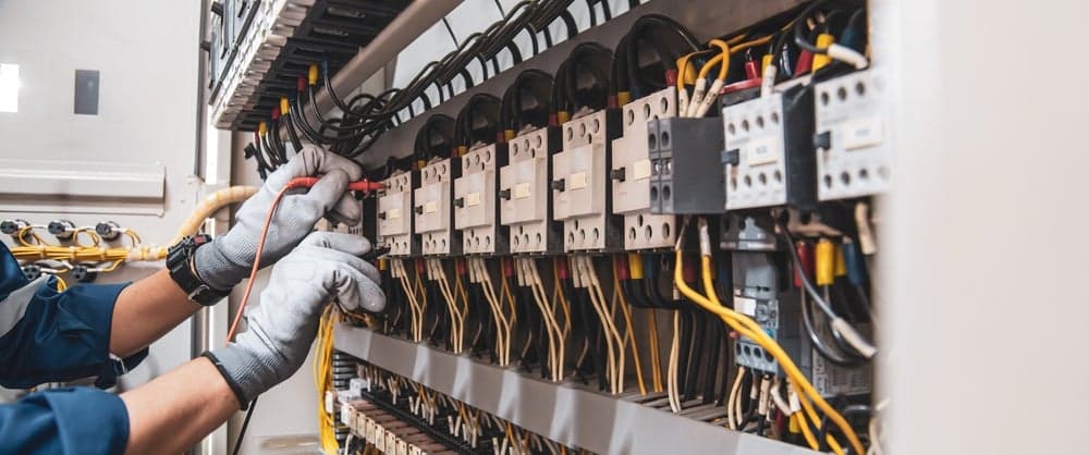 Etudiant électrotechnicien sur le terrain