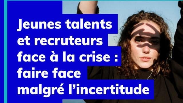 Image d'une femme avec les mains en l'air face au soleil