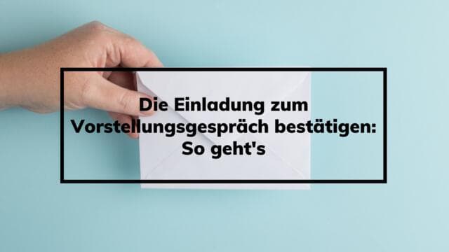 Hand die een envelop aanreikt