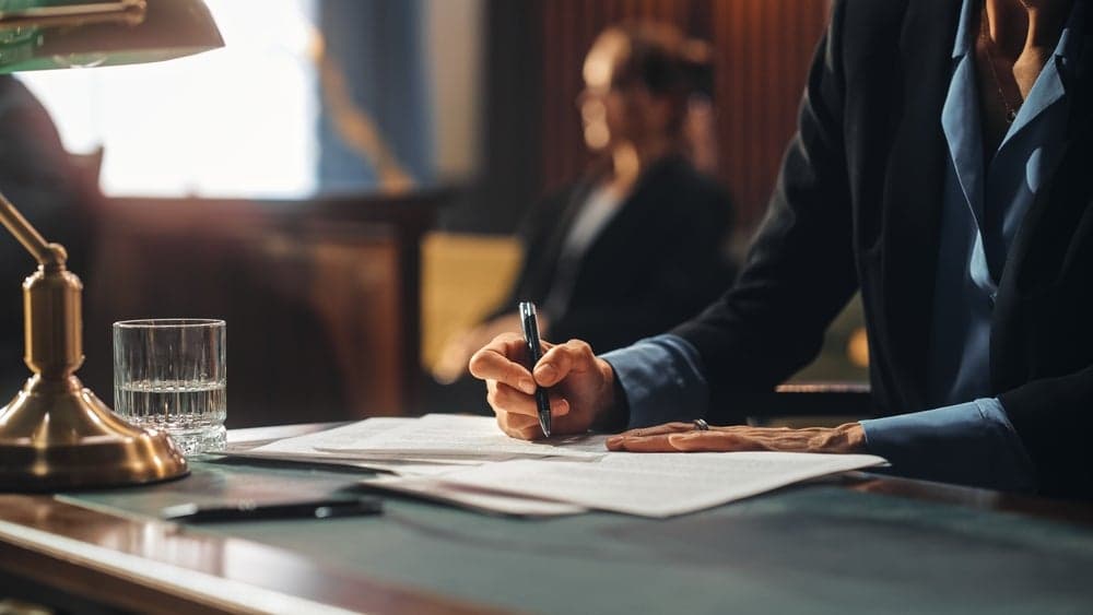 Avocat derrière un bureau