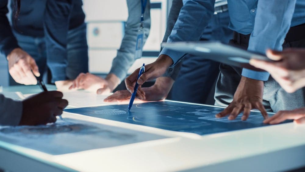Groupe d'ingénieurs au travail