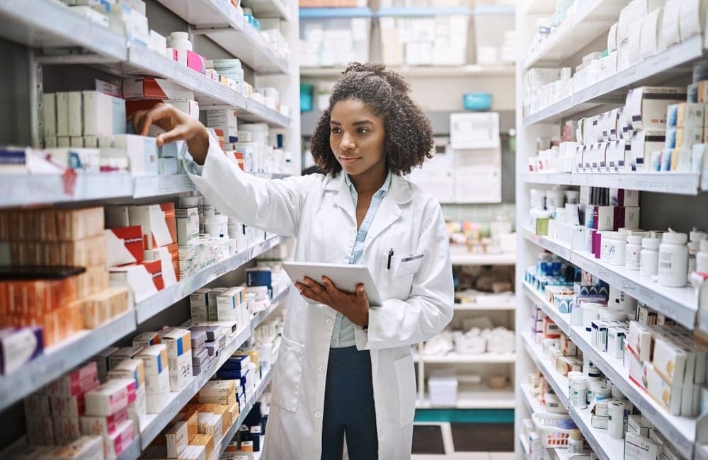 Pharmacienne dans un rayon
