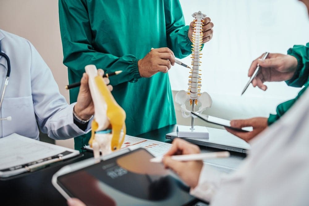 Chirurgien en consultation