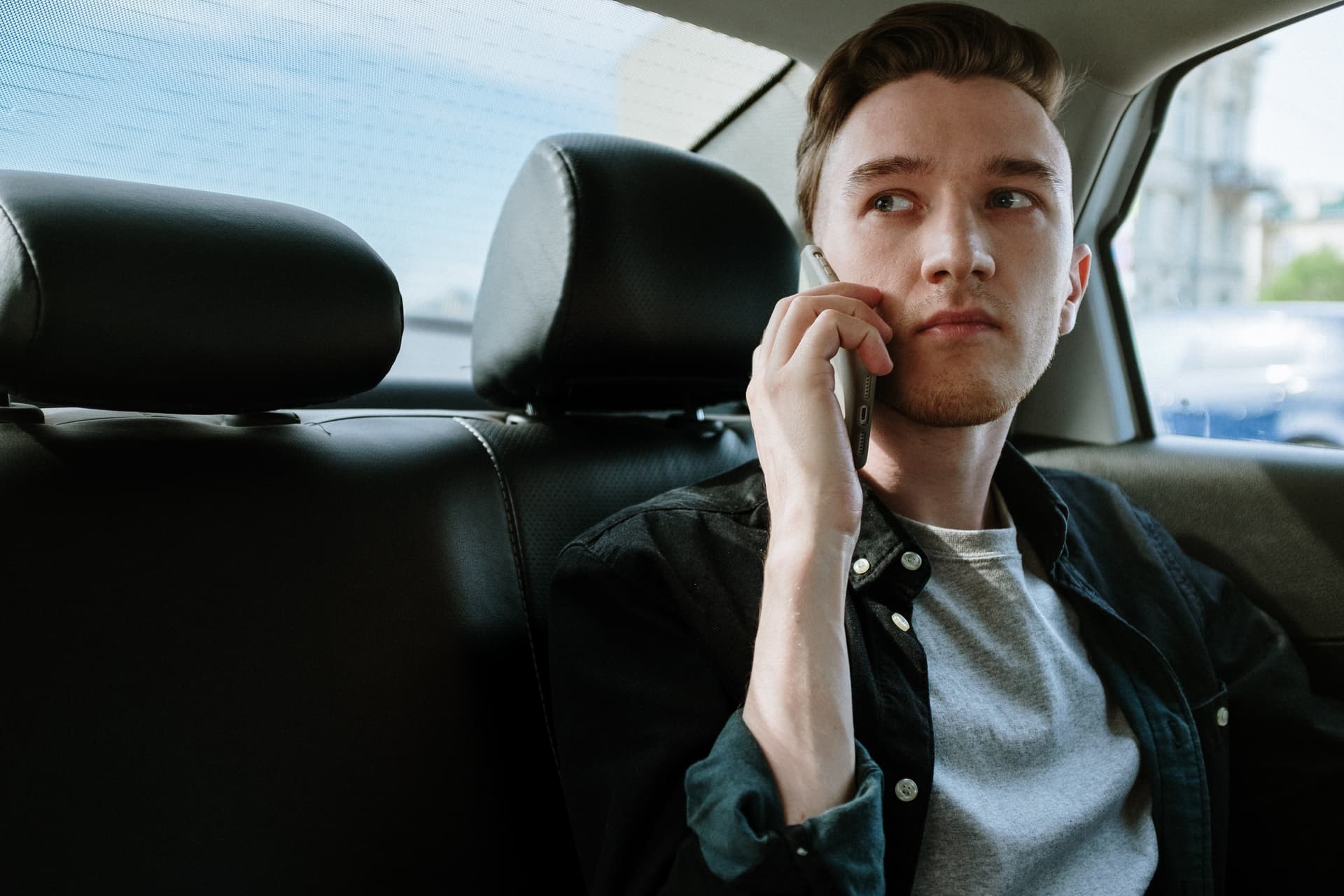 Un passager d'une voiture au téléphone