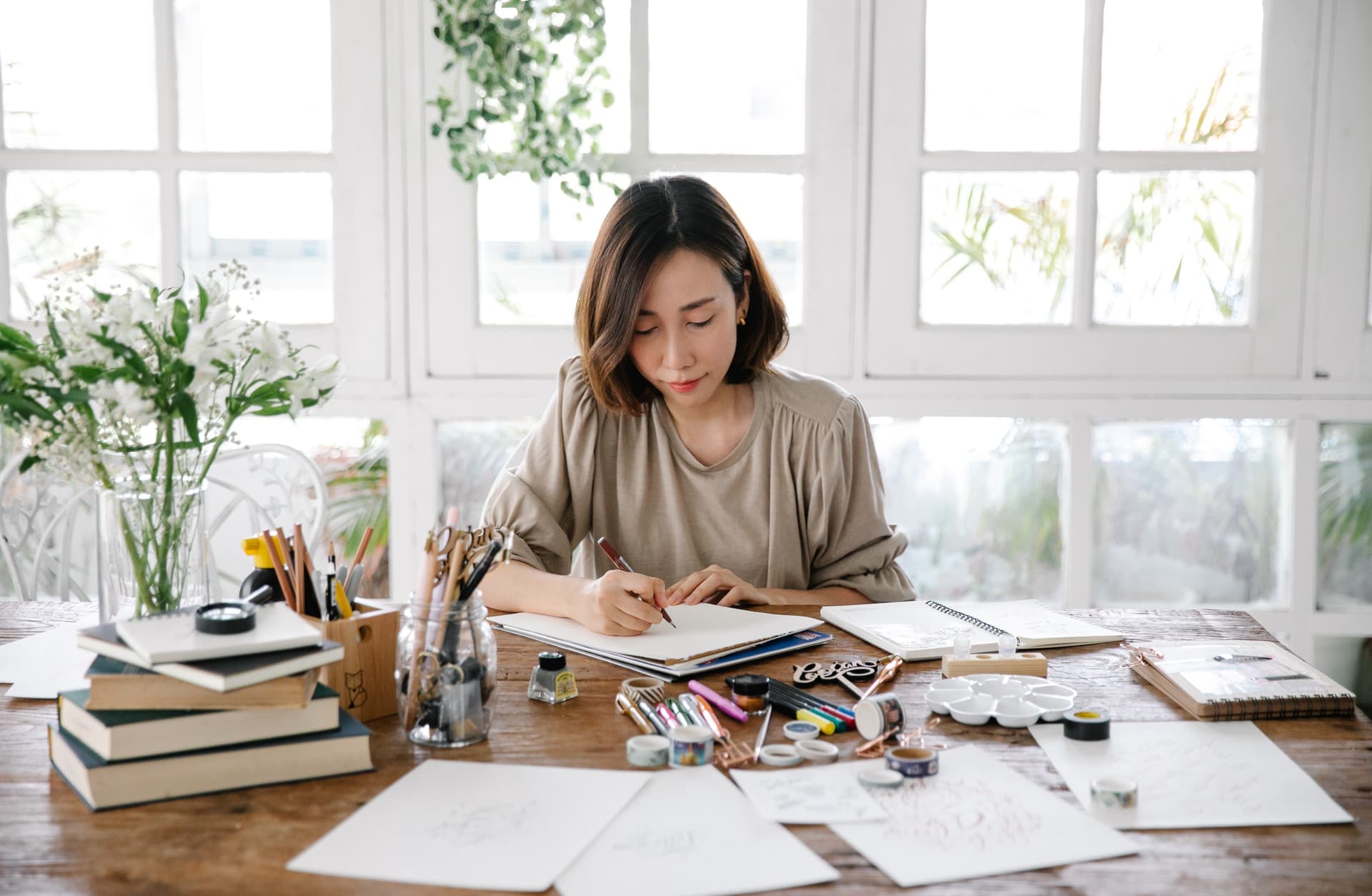 Une femme avec un stylo à la main devant une feuille